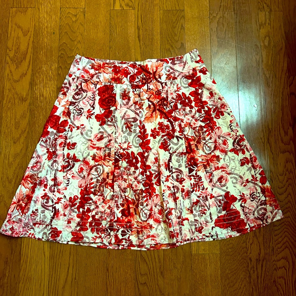Beautiful flowery flared skirt. Size 4. Great summer look.